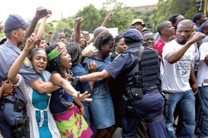 Larga espera por Mandela Policas controlan a los asistentes a la capilla ardiente del ex presidente Nelson Mandela, en Preto