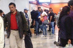 Vagoneros cambian estrategia Los vagoneros esperan en sus bases para subir por turnos a los trenes