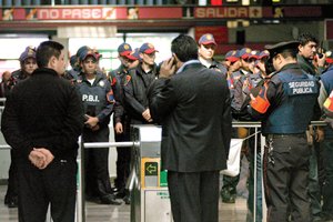 Vagoneros que se oponen a desalojo chocan con polic�as