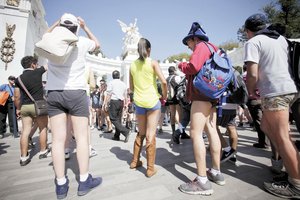 <b>Cr�nica.</b> Un viaje rutinario, pero sin pantalones en el Metro