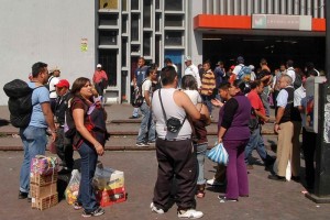 En la Lnea 1, comerciantes informales reparten volantes donde piden a la poblacin que comprenda su