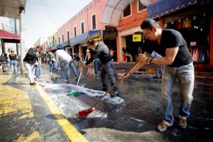 Comerciantes de la zona de Mixcalco iniciaron las labores de limpieza de calles y desalojo de la va