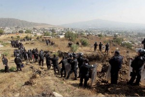 Elementos del cuerpo de granaderos arrib al terreno para desalojar alrededor de 500 familias que ha