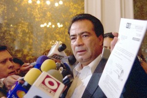 El diputado Fernando Espino muestra el citatorio para la Dra. Asa Cristina Laurell.