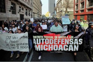 Un grupo de manifestantes marcharon del ngel de la Independencia hacia la Segob en apoyo a las auto