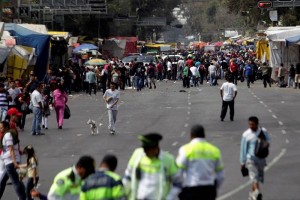 Desde las 12:00 del d�a, los proveedores tomaron la vialidad y la dependencia inform� como alternati