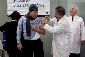 El secretario de Salud, Armando Ahued, aplica una vacuna contra la influenza