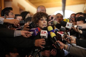 La periodista Cristina Pacheco, esposa del poeta Jos Emilio Pacheco, habla ante la prensa durante u