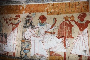 La tumba tiene diversos grabados acerca de la reunin del dueo de la tumba con su mujer, Mut Om Hob