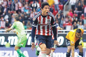 En el debut rojiblanco en el Omnilife, Chivas se ve efectivo