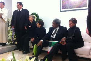 El promotor estadounidense visit� los servicios funerarios en el Pante�n Franc�s