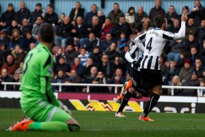 El futbolista franc�s del Newcastle, Yohan Cabaye, consigui� un gran gol de tiro libre.
