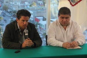El alcalde de Torre�n, Miguel Angel Riquelme y Alejandro Irarragorri, presidente de Santos lo anunci