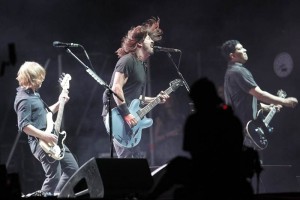 Foo Fighters tocar en una fiesta flotante de Bud Light