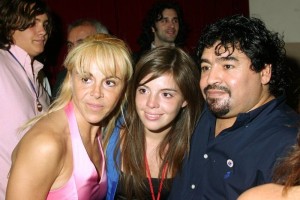 Claudia Villafa�e dijo que jam�s vio drogarse a Maradona ni se dio cuenta de su consumo.