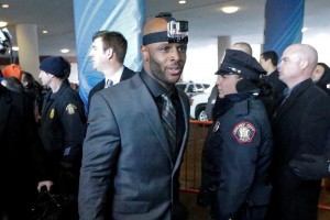 El safety de Broncos de Denver, Mike Adams, regresara caminando a casa si ganan el SB.