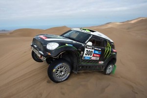 St�phane Peterhansel se pone cerca del l�der 'Nani' Roma en el Dakar de autos.