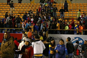 Aficionados tuvieron que entrar a la cancha ante las agresiones en las tribunas.