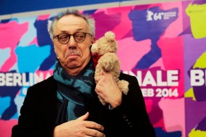 Dieter Kosslick, director festival internacional de cine de Berln, posa con la mascota del certamen