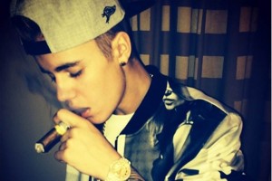La joven dice que Bieber se la pas fumando hierba