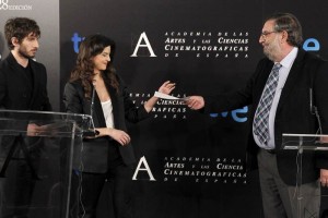 El presidente de la Academia de Cine, Enrique Gonzlez Macho (d), entrega a los actores Clara Lago (