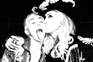 Cyrus y Madonna interpretaron una mezcla de Dont tell me y We cant stop