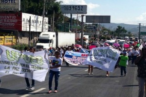 marchan rumbo al centro de Chilpancingo para demandar a los gobiernos estatal, federal y municipal q