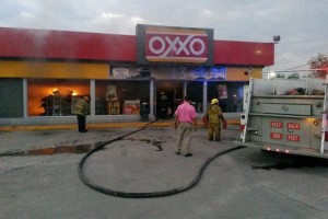 Aspecto de la tienda Oxxo que fue incendiada en Apatzingn
