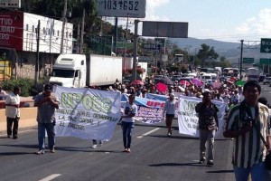 Integrantes de la UPOEG marchan a favor de la paz en Chilpancingo, GRO.