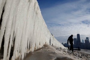 Un hombre camina junto a una pared congelada en una playa de Chicago, Illinois