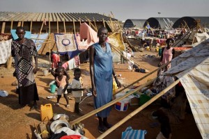 Cruz Roja entrega ayuda a 30 mil personas en Sudn del Sur Una familia desplazada en el campamento de Naciones Unidas, el cual ha recibido a miles de personas