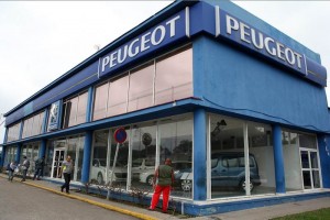 Se disparan precios de autos tras libre venta en Cuba En la agencia Peugeot, su coche ms barato de 2013, el 206, se vende a 91 mil dlares, de acuerdo co