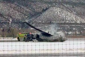 Los equipos de emergencia cerraron el aeropuerto conforme auxiliaban a los tripulantes de la aeronav