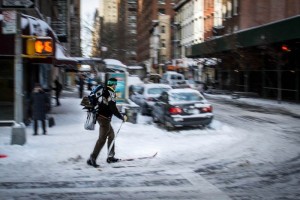 Ola de fro en EU podra romper rcords Un hombre esqua en una calle en Nueva York, despus de una tormenta de nieve nocturna, que provoc