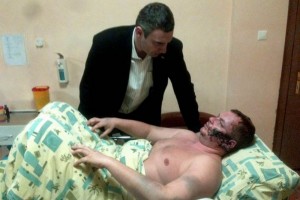 El lder de la oposicin Vitali Klitschko, visit a Dmytro Bulatov para hablar con l en un hospital