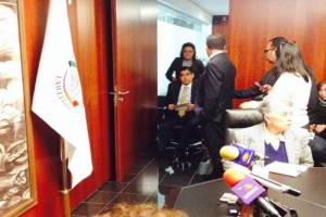 Miguel Barboaa lder PRD en Senado llega a conferencia de prensa 