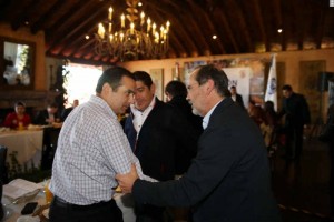 Madero y Cordero se dan la mano en plenaria Luego de semanas de sealamientos, el senador y el lder panista se dieron la mano en su reunin ple