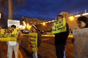 Fuera de la crcel de Huntsville se registran protestas a favor y tambin en contra del mexicano