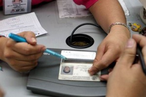 TEPJF analiza inclusin de domicilio en mica del IFE El TEPJF analiza tambin la utilizacin de cdigos de barras bidimensionales en la credencial para v