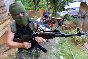 Compara diario a 'paras' colombianos con autodefensas Colombia vive an los resultados del azote paramilitar, que dej miles de muertos, desaparecidos y d