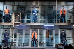 La puesta en escena consisti� en el tr�nsito que un hombre experimenta desde que entra en prisi�n ha