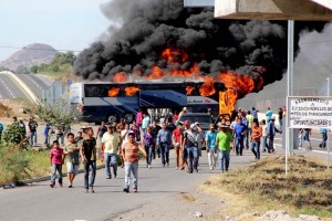 Hombres armados no identificados prendieron fuego a autobuses de pasajeros en los municipios de Cuat