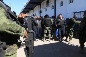 Militares desarman a polic�as municipales de Apatzing�n, Michoac�n. El Gobierno mexicano despleg� un