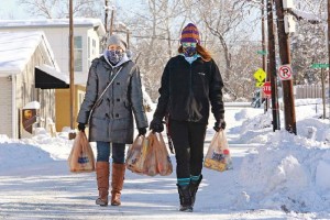 Leigh Marcum (izq.) y Jessie Phelps llevan las compras del s�per en una calle de Indianapolis, donde