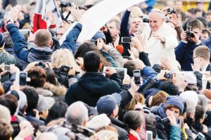 El papa Francisco saluda a los fieles durante el recorrido por la Plaza de San Pedro, en la audienci