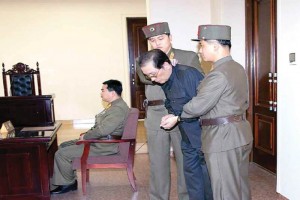Jang Song-thaek, to del lder norcoreano Kim Jong-un, con sus manos atadas, es presentado ante la C