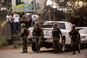 Miembros del Ejrcito impidieron el paso de las autodefensas en la avenida del Nio, Uruapan, donde 