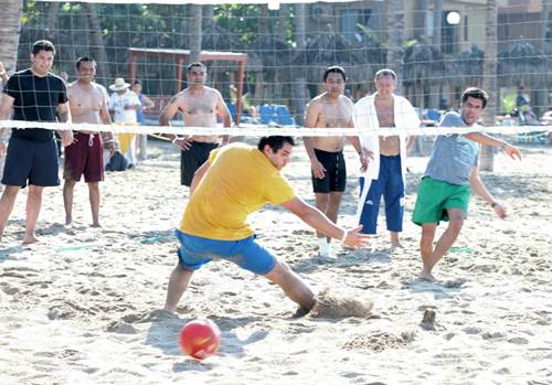 El diputado panista Juan Pablo Adame tira un penalti en el juego playero en el que participaron otro