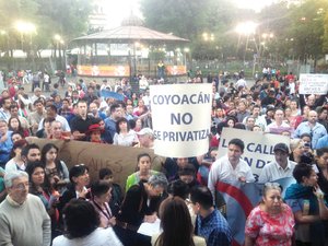 Bloquean vialidad por parqumetros Bloquean vialidad por parqumetros