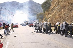 Chimalpa: rescatan a 2 de ser linchados